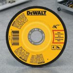 Đá cắt kim loại 100×2.5x16mm Dewalt DWA4520FAIA-B1 chính hãng, cắt sắt, thép nhanh, đường cắt sắc nét, tuổi thọ cao. Sản phẩm phân phối bởi Công Nghiệp An Toàn, Freeship toàn quốc, phù hợp máy mài góc 100mm.