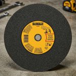 Đá cắt kim loại 355mm DeWalt DWA8011R-B1 là phụ kiện chuyên dụng dành cho máy cắt sắt bàn 14 inch, được thiết kế để cắt sắt, thép hộp, thép hình và nhiều loại kim loại khác với tốc độ nhanh và độ chính xác cao. Sản phẩm sử dụng hạt mài chất lượng cao giúp tạo đường cắt sắc gọn, ít ba via, giảm thời gian xử lý sau gia công. Với khả năng chịu nhiệt và chống mài mòn tốt, đá cắt hoạt động ổn định trong môi trường làm việc cường độ cao. Đá cắt kim loại 355mm DeWalt DWA8011R-B1 chính hãng là lựa chọn lý tưởng cho các xưởng cơ khí, công trình xây dựng và đơn vị sản xuất công nghiệp. Sản phẩm được phân phối bởi Công Nghiệp An Toàn với cam kết chất lượng và giá thành cạnh tranh.