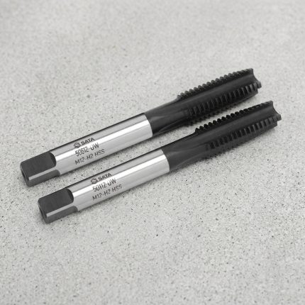 Bộ 2 mũi taro nhanh vặn tay M10x1.5mm Thép HSS SATA 50710 được chế tạo từ thép gió HSS cao cấp, chuyên dùng tạo ren trong M10x1.5mm với độ chính xác cao, lưỡi cắt sắc bén, chống mài mòn hiệu quả, phù hợp cho gia công cơ khí chính xác, bảo trì thiết bị và sản xuất công nghiệp.