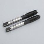 Bộ 2 mũi taro nhanh vặn tay M12x1.75mm Thép HSS SATA 50712 được chế tạo từ thép gió HSS cao cấp, chuyên dùng tạo ren trong M12x1.75mm với độ chính xác cao, khả năng cắt sắc bén, chống mài mòn vượt trội, phù hợp cho gia công cơ khí chính xác, bảo trì thiết bị và sản xuất công nghiệp.