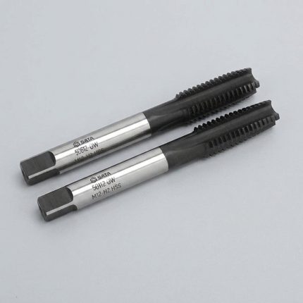 Bộ 2 mũi taro nhanh vặn tay M12x1.75mm Thép HSS SATA 50712 được chế tạo từ thép gió HSS cao cấp, chuyên dùng tạo ren trong M12x1.75mm với độ chính xác cao, khả năng cắt sắc bén, chống mài mòn vượt trội, phù hợp cho gia công cơ khí chính xác, bảo trì thiết bị và sản xuất công nghiệp.