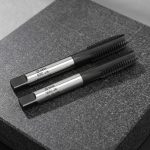 Bộ 2 mũi taro nhanh vặn tay M3x0.5mm Thép HSS SATA 50703 được chế tạo từ thép gió HSS chất lượng cao, chuyên dùng tạo ren trong M3x0.5mm với độ chính xác cao, khả năng cắt sắc bén và chống mài mòn tốt, phù hợp cho gia công cơ khí, sửa chữa và bảo trì thiết bị công nghiệp.