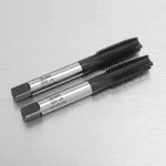 Bộ 2 mũi taro nhanh vặn tay M4x0.7mm Thép HSS SATA 50704 được chế tạo từ thép gió HSS cao cấp, chuyên dùng tạo ren trong M4x0.7mm với độ chính xác cao, lưỡi cắt sắc bén, khả năng chống mài mòn tốt, phù hợp cho gia công cơ khí chính xác, bảo trì thiết bị và sản xuất công nghiệp.