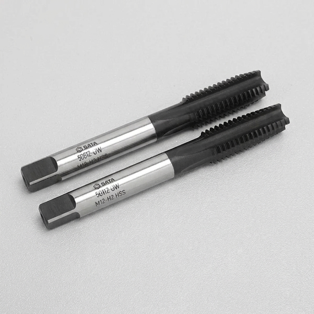 Bộ 2 mũi taro nhanh vặn tay M4x0.7mm Thép HSS SATA 50704 được chế tạo từ thép gió HSS cao cấp, chuyên dùng tạo ren trong M4x0.7mm với độ chính xác cao, lưỡi cắt sắc bén, khả năng chống mài mòn tốt, phù hợp cho gia công cơ khí chính xác, bảo trì thiết bị và sản xuất công nghiệp.