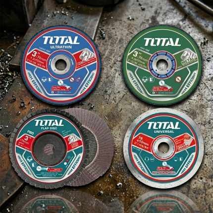 Hình ảnh Bộ 30 đĩa cắt và mài 76mm Total TAC97630 chính hãng bao gồm đầy đủ các loại đĩa cắt kim loại, đĩa cắt inox, đĩa nhám xếp và đĩa cắt đa năng, đáp ứng nhiều nhu cầu gia công khác nhau. Bộ phụ kiện được thiết kế chuyên dùng cho máy cắt mini 76mm, giúp cắt, mài, làm sạch bề mặt và hoàn thiện vật liệu nhanh chóng. Bộ 30 đĩa cắt và mài 76mm Total TAC97630 là giải pháp kinh tế và tiện lợi dành cho thợ cơ khí, kỹ thuật viên bảo trì, thợ DIY và người dùng chuyên nghiệp cần bộ phụ kiện đa năng, bền bỉ và hiệu suất cao.