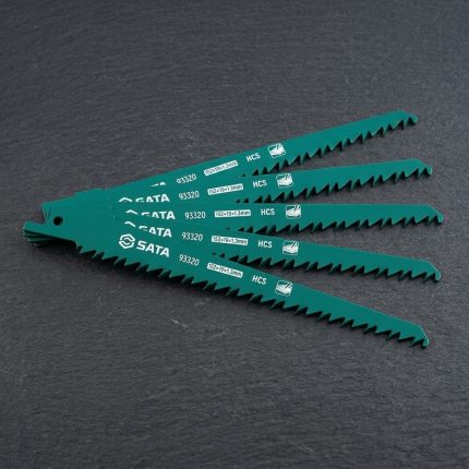 Bộ 5 lưỡi cưa kiếm cắt gỗ 152mm 6T SATA 93320S là phụ kiện chuyên dụng dành cho máy cưa kiếm, được thiết kế để cắt nhanh các loại gỗ tự nhiên, gỗ xây dựng, ván ép, pallet và vật liệu gỗ mềm. Với chiều dài lưỡi 152mm cùng bước răng 6T (6 răng/inch), sản phẩm mang lại khả năng cắt mạnh mẽ, tốc độ cao và hiệu quả trên các phôi gỗ có độ dày lớn. Bộ 5 lưỡi cưa kiếm cắt gỗ 152mm 6T SATA 93320S được chế tạo từ thép HCS chất lượng cao, giúp tăng độ sắc bén, độ bền và tuổi thọ sử dụng. Đây là lựa chọn lý tưởng cho thợ mộc, đơn vị thi công nội thất, xây dựng và sửa chữa chuyên nghiệp.