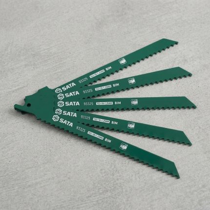 Bộ 5 lưỡi cưa kiếm cắt gỗ và kim loại 300mm 6T SATA 93326S là phụ kiện chuyên dụng dành cho máy cưa kiếm, được thiết kế để cắt hiệu quả gỗ, pallet, gỗ có đinh, nhựa cứng và kim loại mềm trong các công việc xây dựng, tháo dỡ và bảo trì công nghiệp. Với chiều dài lưỡi lên tới 300mm cùng bước răng 6T, sản phẩm cho khả năng cắt sâu, tốc độ cao và xử lý tốt các vật liệu có kích thước lớn. Bộ 5 lưỡi cưa kiếm cắt gỗ và kim loại 300mm 6T SATA 93326S được chế tạo từ thép BIM (Bi-Metal) cao cấp, giúp tăng độ bền, chống gãy răng và duy trì hiệu suất ổn định trong môi trường làm việc cường độ cao.