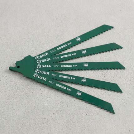 Bộ 5 lưỡi cưa kiếm cắt gỗ và kim loại 300mm SATA 93327S là phụ kiện cao cấp dành cho máy cưa kiếm, được thiết kế chuyên dụng để cắt gỗ, pallet, gỗ có đinh, nhựa cứng, nhôm và kim loại mềm trong các công việc xây dựng, cơ khí và tháo dỡ công trình. Với chiều dài lưỡi 300mm cùng kết cấu thép BIM (Bi-Metal) bền bỉ, sản phẩm mang lại khả năng cắt sâu, tốc độ cắt nhanh và tuổi thọ vượt trội so với lưỡi cưa thông thường. Bộ 5 lưỡi cưa kiếm cắt gỗ và kim loại 300mm SATA 93327S giúp tối ưu hiệu suất làm việc, giảm chi phí thay thế và đáp ứng tốt nhu cầu sử dụng chuyên nghiệp.