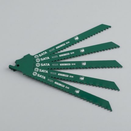 Bộ 5 lưỡi cưa kiếm cắt gỗ và kim loại 300mm SATA 93327S là phụ kiện cao cấp dành cho máy cưa kiếm, được thiết kế chuyên dụng để cắt gỗ, pallet, gỗ có đinh, nhựa cứng, nhôm và kim loại mềm trong các công việc xây dựng, cơ khí và tháo dỡ công trình. Với chiều dài lưỡi 300mm cùng kết cấu thép BIM (Bi-Metal) bền bỉ, sản phẩm mang lại khả năng cắt sâu, tốc độ cắt nhanh và tuổi thọ vượt trội so với lưỡi cưa thông thường. Bộ 5 lưỡi cưa kiếm cắt gỗ và kim loại 300mm SATA 93327S giúp tối ưu hiệu suất làm việc, giảm chi phí thay thế và đáp ứng tốt nhu cầu sử dụng chuyên nghiệp.