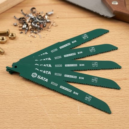 Hình ảnh thực tế Bộ 5 lưỡi cưa kiếm cắt sắt 150mm 14T SATA 93331S được sản xuất từ thép Bi-Metal (BIM) chất lượng cao, chuyên dùng để cắt sắt, thép hộp, ống kim loại và các vật liệu kim loại thông dụng. Thiết kế răng cưa 14T sắc bén giúp tăng tốc độ cắt, giảm rung lắc và nâng cao độ chính xác. Bộ sản phẩm gồm 5 lưỡi cưa, tương thích với nhiều dòng máy cưa kiếm phổ biến trong ngành cơ khí, xây dựng và bảo trì công nghiệp.
