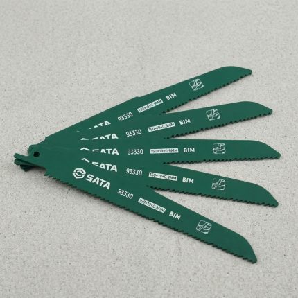 Hình ảnh thực tế Bộ 5 lưỡi cưa kiếm cắt sắt 150mm 18T SATA 93332S được chế tạo từ thép Bi-Metal (BIM) cao cấp, chuyên dùng để cắt sắt, thép, inox mỏng và các vật liệu kim loại có độ dày vừa phải. Thiết kế răng cưa 18T sắc bén giúp tạo đường cắt mịn, chính xác, giảm ba via và hạn chế rung lắc trong quá trình làm việc. Bộ sản phẩm gồm 5 lưỡi cưa SATA 93332S, phù hợp với nhiều dòng máy cưa kiếm phổ biến trong ngành cơ khí, lắp đặt và bảo trì công nghiệp.