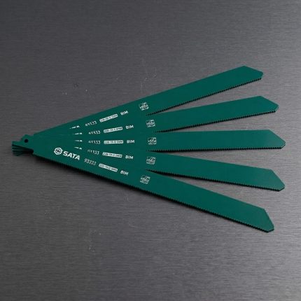 Hình ảnh thực tế Bộ 5 lưỡi cưa kiếm cắt sắt 228mm 10-14T SATA 93336S được sản xuất từ thép Bi-Metal (BIM) chất lượng cao, chuyên dùng để cắt sắt hộp, thép tấm, ống thép, nhôm và các vật liệu kim loại thông dụng. Thiết kế răng cưa biến thiên 10-14T giúp cân bằng giữa tốc độ cắt và độ mịn của bề mặt, mang lại đường cắt chính xác, giảm rung lắc và kéo dài tuổi thọ lưỡi cưa. Bộ gồm 5 lưỡi cưa SATA 93336S dài 228mm, phù hợp với nhiều dòng máy cưa kiếm sử dụng trong cơ khí, xây dựng và bảo trì công nghiệp.