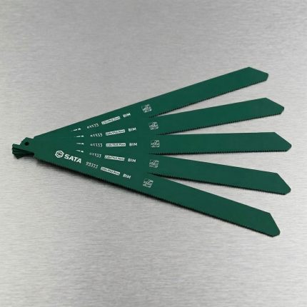 Hình ảnh thực tế Bộ 5 lưỡi cưa kiếm cắt sắt 228mm 18T SATA 93334S được chế tạo từ thép Bi-Metal (BIM) cao cấp, chuyên dùng để cắt sắt, thép, inox mỏng và các vật liệu kim loại yêu cầu độ chính xác cao. Với chiều dài 228mm cùng thiết kế răng cưa 18T sắc bén, sản phẩm cho đường cắt mịn, giảm ba via và hạn chế rung lắc trong quá trình gia công. Bộ gồm 5 lưỡi cưa SATA 93334S, phù hợp với nhiều dòng máy cưa kiếm phổ biến trong ngành cơ khí, xây dựng và bảo trì công nghiệp.