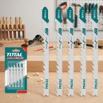 Bộ 5 lưỡi cưa lọng gỗ 6 răng Total TAC51144D là phụ kiện chuyên dụng dành cho máy cưa lọng, thích hợp cắt nhanh gỗ tự nhiên, gỗ mềm, MDF, HDF, ván ép và các vật liệu gỗ công nghiệp. Thiết kế 6 răng lớn giúp tăng tốc độ cắt, thoát phoi hiệu quả, giảm kẹt lưỡi và mang lại đường cắt ổn định cho thợ mộc, xưởng nội thất và người dùng DIY.