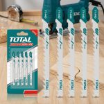 Bộ 5 lưỡi cưa lọng gỗ 6 răng Total TAC51144D là phụ kiện chuyên dụng dành cho máy cưa lọng, thích hợp cắt nhanh gỗ tự nhiên, gỗ mềm, MDF, HDF, ván ép và các vật liệu gỗ công nghiệp. Thiết kế 6 răng lớn giúp tăng tốc độ cắt, thoát phoi hiệu quả, giảm kẹt lưỡi và mang lại đường cắt ổn định cho thợ mộc, xưởng nội thất và người dùng DIY.