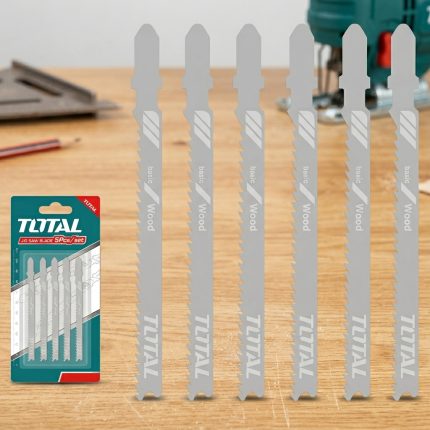 Bộ 5 lưỡi cưa lọng kim loại 21 răng Total TAC51118A là phụ kiện chuyên dụng cho máy cưa lọng, được thiết kế để cắt kim loại mỏng, thép tấm, inox và nhôm với độ chính xác cao. Lưỡi cưa có mật độ 21 răng sắc bén giúp tạo đường cắt mịn, hạn chế ba via, giảm rung lắc khi vận hành và nâng cao hiệu suất gia công cho thợ cơ khí, xưởng sản xuất và người dùng DIY.