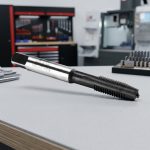 Bộ 5 mũi khoan tạo ren taro M8x1.25mm SATA 50608 được chế tạo từ thép gió HSS chất lượng cao, chuyên dùng tạo ren M8x1.25 chính xác trên thép, nhôm và kim loại màu, phù hợp cho gia công cơ khí, bảo trì thiết bị và sản xuất công nghiệp.