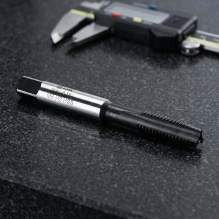 Bộ 5 mũi khoan tạo ren taro M20x2.5mm SATA 50620 được chế tạo từ thép gió HSS cao cấp, chuyên dùng tạo ren M20x2.5 chính xác trên thép, nhôm và kim loại màu, phù hợp cho gia công cơ khí, bảo trì thiết bị, chế tạo máy và sản xuất công nghiệp.