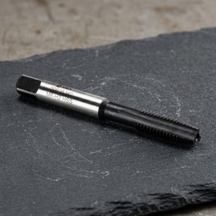 Bộ 5 mũi khoan tạo ren taro M22x2.5mm SATA 50622 được chế tạo từ thép gió HSS cao cấp, chuyên dùng tạo ren M22x2.5 chính xác trên thép, inox, nhôm và kim loại màu, phù hợp cho gia công cơ khí, chế tạo máy, bảo trì thiết bị và sản xuất công nghiệp nặng.