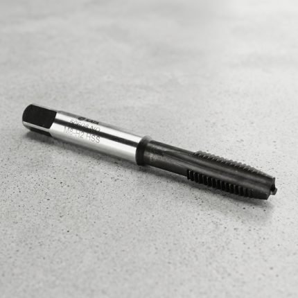 Bộ 5 mũi khoan tạo ren taro M3x0.5mm SATA 50603 được chế tạo từ thép gió HSS chất lượng cao, chuyên dùng để tạo ren hệ mét M3x0.5mm với độ chính xác cao và khả năng thoát phoi hiệu quả. Sản phẩm phù hợp cho gia công thép carbon, nhôm, đồng và các vật liệu kim loại thông dụng trong cơ khí chế tạo, sửa chữa và bảo trì công nghiệp.