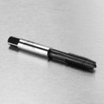 Bộ 5 mũi khoan tạo ren taro M4x0.7mm SATA 50604 được chế tạo từ thép gió HSS chất lượng cao, chuyên dùng để gia công ren hệ mét M4x0.7mm với độ chính xác cao, khả năng thoát phoi hiệu quả và tuổi thọ sử dụng lâu dài. Sản phẩm phù hợp cho gia công cơ khí chính xác, sửa chữa máy móc, bảo trì thiết bị và sản xuất công nghiệp trên nhiều loại vật liệu kim loại thông dụng.