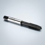 Bộ 5 mũi khoan tạo ren taro M4x0.7mm SATA 50604 được chế tạo từ thép gió HSS chất lượng cao, chuyên dùng để gia công ren hệ mét M4x0.7mm với độ chính xác cao, khả năng thoát phoi hiệu quả và tuổi thọ sử dụng lâu dài. Sản phẩm phù hợp cho gia công cơ khí chính xác, sửa chữa máy móc, bảo trì thiết bị và sản xuất công nghiệp trên nhiều loại vật liệu kim loại thông dụng.