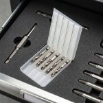 Bộ 5 mũi khoan taro tạo ren M8-1.25mm SATA 50808 được chế tạo từ thép gió HSS cao cấp, tích hợp chức năng khoan, taro và tạo ren trong một bước, giúp gia công ren M8x1.25mm chính xác, tiết kiệm thời gian và nâng cao hiệu suất gia công cơ khí.