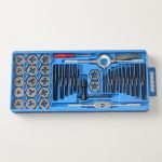 Hình ảnh Bộ Taro 40 món TOP TAP-50028 chính hãng với đầy đủ mũi taro, bàn ren, tay quay taro, tay quay bàn ren và phụ kiện đi kèm, được bố trí gọn gàng trong hộp nhựa chuyên dụng. Sản phẩm là giải pháp hoàn chỉnh cho nhu cầu tạo ren trong và ren ngoài trên thép, nhôm, đồng và nhiều kim loại khác. Bộ Taro 40 món TOP TAP-50028 phù hợp sử dụng trong xưởng cơ khí, bảo trì máy móc, sửa chữa thiết bị công nghiệp và gia công cơ khí chính xác, giúp nâng cao hiệu suất làm việc, tiết kiệm chi phí đầu tư dụng cụ và đảm bảo chất lượng ren đạt tiêu chuẩn kỹ thuật.