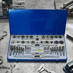 Hình ảnh thực tế Bộ Taro Bàn ren 47 chi tiết SKC được sắp xếp khoa học trong hộp kim loại chắc chắn màu xanh, bao gồm đầy đủ mũi taro ren trong, bàn ren ren ngoài, tay quay taro, tay quay bàn ren và các phụ kiện hỗ trợ gia công. Bộ dụng cụ được chế tạo từ thép công cụ có độ cứng cao, khả năng chống mài mòn tốt, giúp tạo ren sắc nét, chính xác trên thép, nhôm, đồng, gang và nhiều vật liệu kim loại khác. Bộ Taro Bàn ren 47 chi tiết SKC là giải pháp lý tưởng cho xưởng cơ khí, gara sửa chữa, đơn vị bảo trì công nghiệp và kỹ thuật viên cần một bộ dụng cụ tạo ren đa năng, bền bỉ và thuận tiện cho công việc gia công chuyên nghiệp