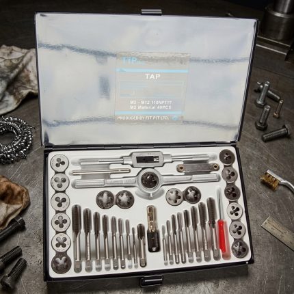 Hình ảnh thực tế Bộ Taro : M3-M12 TTP USA 240-000040 chính hãng TTP USA được đóng gói trong hộp kim loại chắc chắn, bao gồm đầy đủ mũi taro, bàn ren, tay quay taro, tay quay bàn ren và các phụ kiện hỗ trợ gia công ren hệ mét từ M3 đến M12. Bộ dụng cụ được chế tạo từ vật liệu chất lượng cao, có khả năng chống mài mòn tốt, giúp tạo ren trong và ren ngoài sắc nét, chính xác trên thép, nhôm, đồng và nhiều vật liệu kim loại khác. Bộ Taro : M3-M12 TTP USA 240-000040 là lựa chọn lý tưởng cho xưởng cơ khí, đơn vị bảo trì, chế tạo máy và kỹ thuật viên cần một bộ dụng cụ taro đa năng, bền bỉ và hiệu quả trong quá trình sử dụng lâu dài.