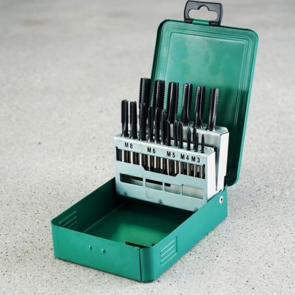 Bộ Taro ren trong bằng thép HSS 6542 21 chi tiết SATA 50453 chính hãng gồm các mũi taro tay tiêu chuẩn từ M3 đến M8, chế tạo từ thép gió HSS 6542 có độ cứng cao, chuyên dùng gia công và sửa chữa ren trong với độ chính xác cao trong cơ khí chế tạo và bảo trì công nghiệp.