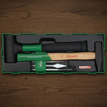 Bộ búa đục 7 chi tiết Toptul GTA0724 chính hãng được trang bị đầy đủ búa cao su, búa gò, đục và các phụ kiện chuyên dụng phục vụ công tác sửa chữa, gia công cơ khí và bảo trì công nghiệp. Sản phẩm được sản xuất từ vật liệu cao cấp có độ bền cao, khả năng chịu va đập tốt và được sắp xếp trong khay chuyên dụng giúp bảo quản khoa học, đáp ứng nhu cầu sử dụng của thợ cơ khí, gara ô tô và kỹ thuật viên bảo trì chuyên nghiệp.