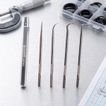 Bộ đục móc SATA 5 chi tiết 09709 chính hãng gồm 1 tay cầm và 4 đầu móc đa năng bằng thép hợp kim cao cấp, chuyên dùng tháo gioăng cao su, phớt dầu, O-ring, vòng đệm, chốt giữ và các chi tiết cơ khí nhỏ trong sửa chữa ô tô, bảo trì thiết bị công nghiệp và gia công cơ khí với độ bền cao, khả năng chống mài mòn tốt và thao tác chính xác.