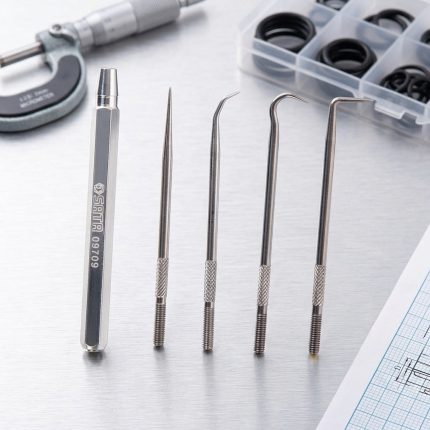 Bộ đục móc SATA 5 chi tiết 09709 chính hãng gồm 1 tay cầm và 4 đầu móc đa năng bằng thép hợp kim cao cấp, chuyên dùng tháo gioăng cao su, phớt dầu, O-ring, vòng đệm, chốt giữ và các chi tiết cơ khí nhỏ trong sửa chữa ô tô, bảo trì thiết bị công nghiệp và gia công cơ khí với độ bền cao, khả năng chống mài mòn tốt và thao tác chính xác.