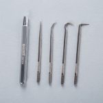 Bộ đục móc SATA 5 chi tiết 09709 chính hãng gồm 1 tay cầm và 4 đầu móc đa năng bằng thép hợp kim cao cấp, chuyên dùng tháo gioăng cao su, phớt dầu, O-ring, vòng đệm, chốt giữ và các chi tiết cơ khí nhỏ trong sửa chữa ô tô, bảo trì thiết bị công nghiệp và gia công cơ khí với độ bền cao, khả năng chống mài mòn tốt và thao tác chính xác.