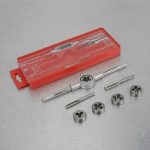 Bộ dụng cụ ta rô Workpro WP309009 chính hãng gồm mũi taro, bàn ren, tay quay bàn ren và phụ kiện đi kèm, được đựng trong hộp nhựa chuyên dụng, phù hợp gia công và sửa chữa ren trong, ren ngoài trên thép, nhôm, đồng và nhiều vật liệu kim loại khác, đáp ứng nhu cầu cơ khí, bảo trì và sửa chữa chuyên nghiệp.