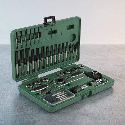 Bộ khuôn tạo ren taro HSS 40 chi tiết SATA 50451 được chế tạo từ thép gió HSS chất lượng cao, bao gồm đầy đủ mũi taro, bàn ren, tay quay taro và phụ kiện hỗ trợ gia công ren trong và ren ngoài chính xác. Bộ dụng cụ chuyên nghiệp phù hợp cho xưởng cơ khí, sửa chữa máy móc, bảo trì thiết bị và sản xuất công nghiệp, giúp nâng cao hiệu suất làm việc và kéo dài tuổi thọ dụng cụ.