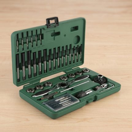 Bộ khuôn tạo ren taro HSS 40 chi tiết SATA 50451 được chế tạo từ thép gió HSS chất lượng cao, bao gồm đầy đủ mũi taro, bàn ren, tay quay taro và phụ kiện hỗ trợ gia công ren trong và ren ngoài chính xác. Bộ dụng cụ chuyên nghiệp phù hợp cho xưởng cơ khí, sửa chữa máy móc, bảo trì thiết bị và sản xuất công nghiệp, giúp nâng cao hiệu suất làm việc và kéo dài tuổi thọ dụng cụ.