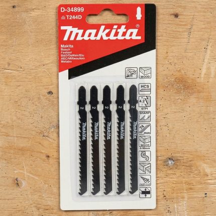 Hình ảnh Bộ lưỡi cưa lọng T244D Makita D-34899 chính hãng gồm 5 lưỡi cưa lọng chất liệu thép HCS cao cấp, chuyên dùng cắt gỗ mềm, ván ép, MDF và các vật liệu gỗ có độ dày từ 5-50mm. Thiết kế răng cưa sắc bén giúp tăng tốc độ cắt, hỗ trợ tạo đường cắt cong linh hoạt và giảm hiện tượng xé cạnh vật liệu. Bộ lưỡi cưa lọng T244D Makita D-34899 tương thích với nhiều dòng máy cưa lọng phổ biến của Makita, Bosch, Dewalt và các thương hiệu khác, là lựa chọn lý tưởng cho thợ mộc, xưởng nội thất và người dùng chuyên nghiệp.