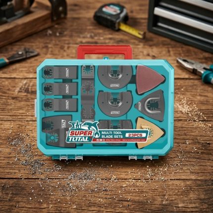 Hình ảnh thực tế Bộ lưỡi dùng cho máy cắt rung đa năng 23 chi tiết Total TAKTMT2301 gồm nhiều loại lưỡi cắt, lưỡi cạo, đế chà nhám và phụ kiện chuyên dụng cho máy cắt rung đa năng. Bộ sản phẩm hỗ trợ cắt gỗ, nhựa, kim loại mềm, cạo keo, xử lý bề mặt và chà nhám trong các công việc sửa chữa, lắp đặt và thi công nội thất. Với chất liệu bền bỉ, khả năng tương thích cao và hộp đựng tiện lợi, Total TAKTMT2301 là lựa chọn lý tưởng cho thợ kỹ thuật, thợ mộc và người dùng DIY chuyên nghiệp.