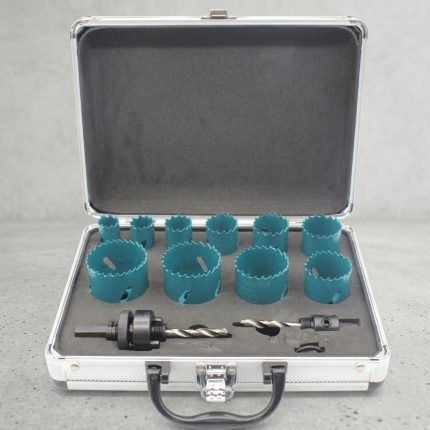 Bộ mũi khoét kim loại 10 chi tiết Total TACSH1121 gồm các lưỡi khoét hợp kim nhiều kích thước, mũi khoan định tâm và trục gá, đựng trong hộp nhôm cao cấp, chuyên dùng khoan cắt lỗ trên thép, inox, nhôm và kim loại màu với độ chính xác cao.