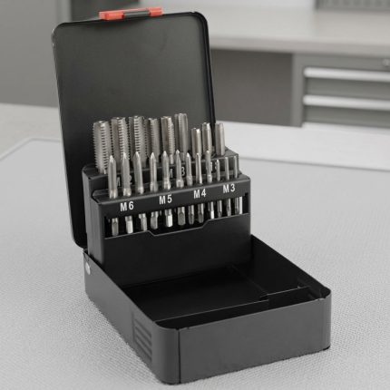 Bộ taro 21 chi tiết Yato YT-2976 (Bạc xám) gồm các mũi taro kích thước M3 đến M12 được sắp xếp trong hộp kim loại chắc chắn, chuyên dùng tạo ren trong cơ khí, sửa chữa máy móc và gia công kim loại chính xác.