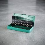Bộ tarô bằng HSS 32 chi tiết M3-M12 Sata 50452 chính hãng gồm mũi taro, bàn ren, tay quay và phụ kiện chuyên dụng, chế tạo từ thép gió HSS chất lượng cao, phù hợp gia công và sửa chữa ren từ M3 đến M12 trên thép, inox, nhôm và nhiều vật liệu kim loại khác trong ngành cơ khí chính xác.