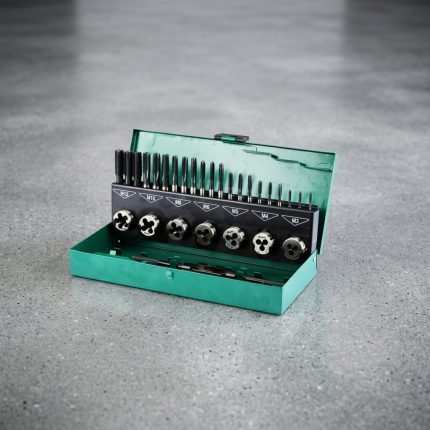 Bộ tarô bằng HSS 32 chi tiết M3-M12 Sata 50452 chính hãng gồm mũi taro, bàn ren, tay quay và phụ kiện chuyên dụng, chế tạo từ thép gió HSS chất lượng cao, phù hợp gia công và sửa chữa ren từ M3 đến M12 trên thép, inox, nhôm và nhiều vật liệu kim loại khác trong ngành cơ khí chính xác.