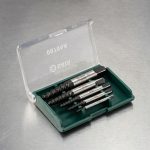 Bộ tarô nhổ ốc gãy 5 chi tiết Sata 09704A gồm 5 đầu tháo bu lông gãy ren xoắn ngược bằng thép hợp kim, đựng trong hộp nhựa màu xanh, chuyên dùng lấy ốc vít bị gãy, trờn ren hoặc kẹt cứng trong sửa chữa ô tô, cơ khí và bảo trì thiết bị công nghiệ