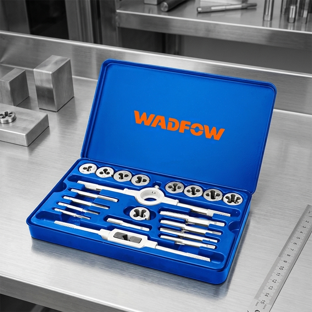 Bộ taro ren 20 chi tiết Wadfow WAJ1L02 (2) Bộ taro ren 20 chi tiết Wadfow WAJ1L02 chính hãng gồm mũi taro, bàn ren, tay quay taro và đầu giữ bàn ren, sắp xếp trong hộp kim loại màu xanh chắc chắn, hỗ trợ gia công và sửa chữa ren hệ mét từ M3 đến M12 cho ngành cơ khí và bảo trì máy móc.