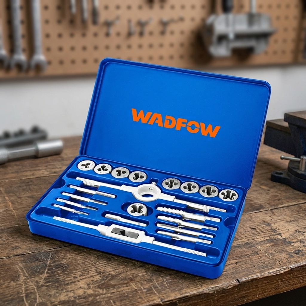 Bộ taro ren 20 chi tiết Wadfow WAJ1L02 chính hãng gồm mũi taro, bàn ren, tay quay taro và đầu giữ bàn ren, sắp xếp trong hộp kim loại màu xanh chắc chắn, hỗ trợ gia công và sửa chữa ren hệ mét từ M3 đến M12 cho ngành cơ khí và bảo trì máy móc.