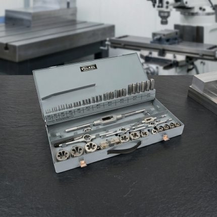 Bộ taro ren trong ngoài kết hợp, 54 chi tiết, từ M3-M20 Volkel 49201 chính hãng gồm mũi taro, bàn ren, tay quay taro, tay quay bàn ren và phụ kiện đi kèm, được sắp xếp trong hộp kim loại chắc chắn, phù hợp gia công và sửa chữa ren chuyên nghiệp trong ngành cơ khí.