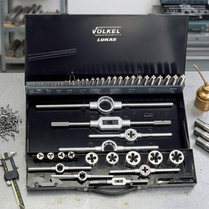 Bộ taro ren trong và ngoài 52 món Volkel Germany 49251 gồm mũi taro, bàn ren, tay quay taro, tay quay bàn ren và phụ kiện đi kèm, đựng trong hộp kim loại chuyên dụng, thích hợp gia công ren chính xác trong cơ khí, sửa chữa ô tô và bảo trì thiết bị công nghiệp.