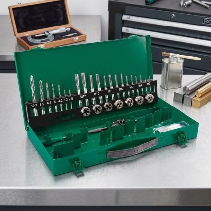 Bộ taro thép HSS 37 chi tiết SATA 50455 được chế tạo từ thép gió HSS chất lượng cao, bao gồm đầy đủ mũi khoan, mũi taro, bàn ren và phụ kiện hỗ trợ gia công ren chính xác. Bộ dụng cụ chuyên nghiệp phù hợp cho xưởng cơ khí, sửa chữa máy móc, bảo trì thiết bị và sản xuất công nghiệp, giúp tạo ren trong và ren ngoài hiệu quả, nâng cao năng suất làm việc và kéo dài tuổi thọ dụng cụ.